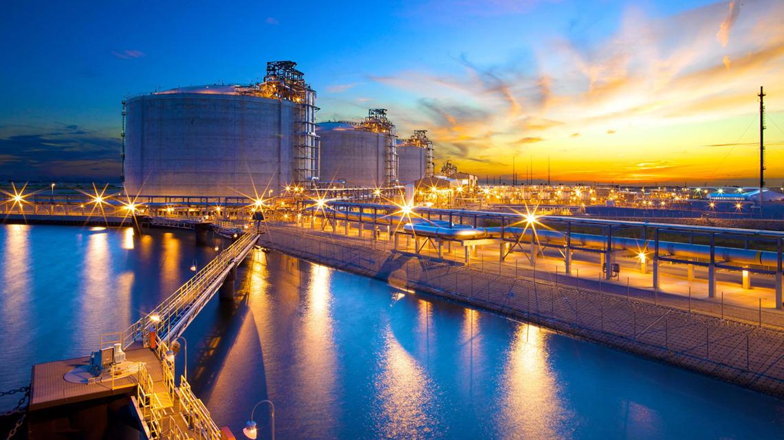 Cameron 液化天然气 tanks at sunset