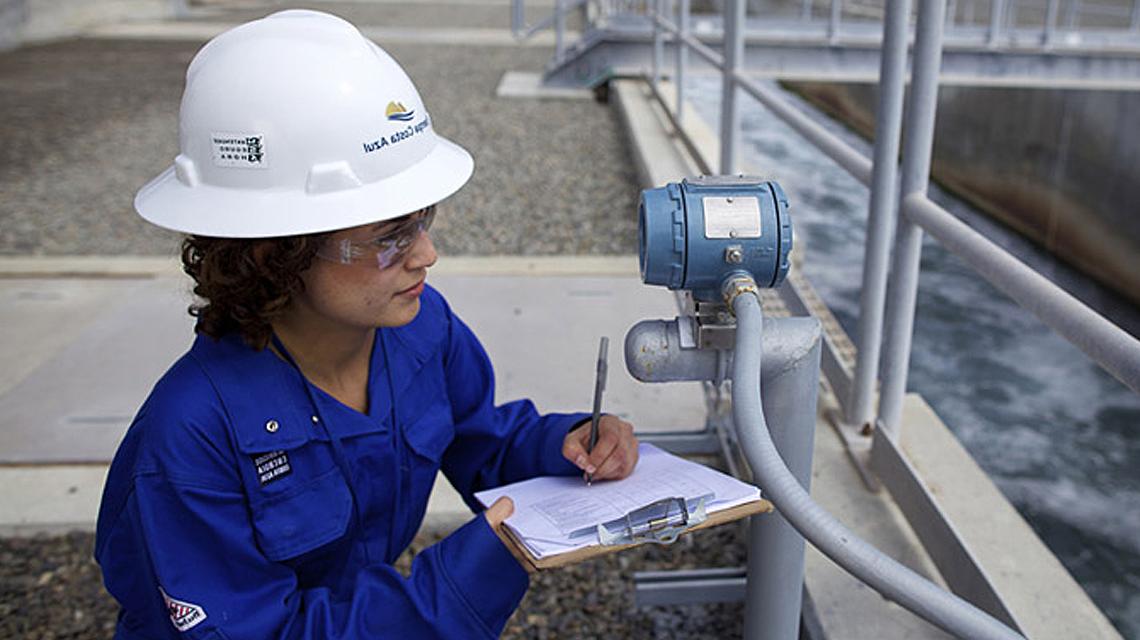 An ECA 液化天然气 team member checks equipment